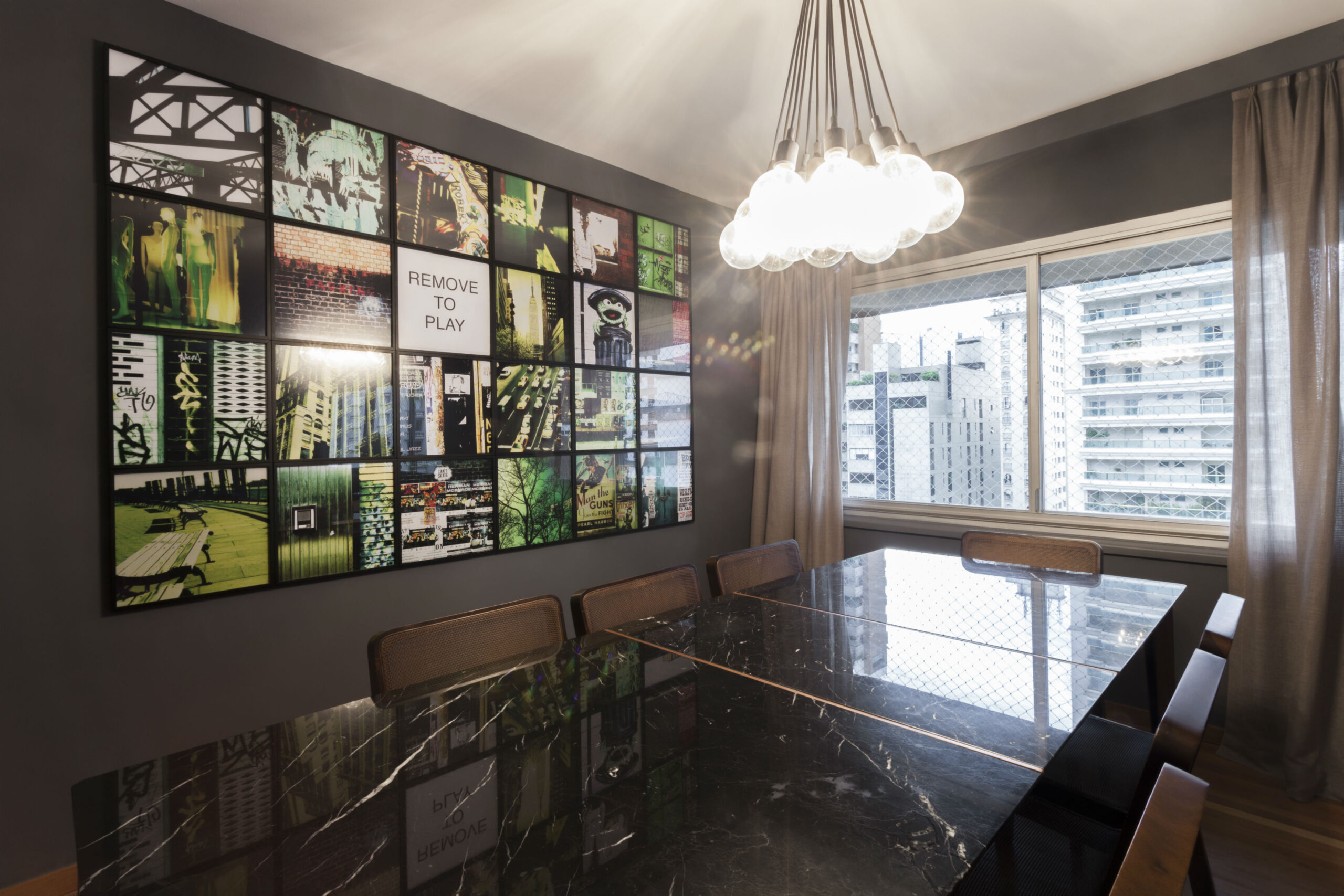 Sala de jantar. Mesa de jantar em mármore statúario venato e cadeiras Dpot