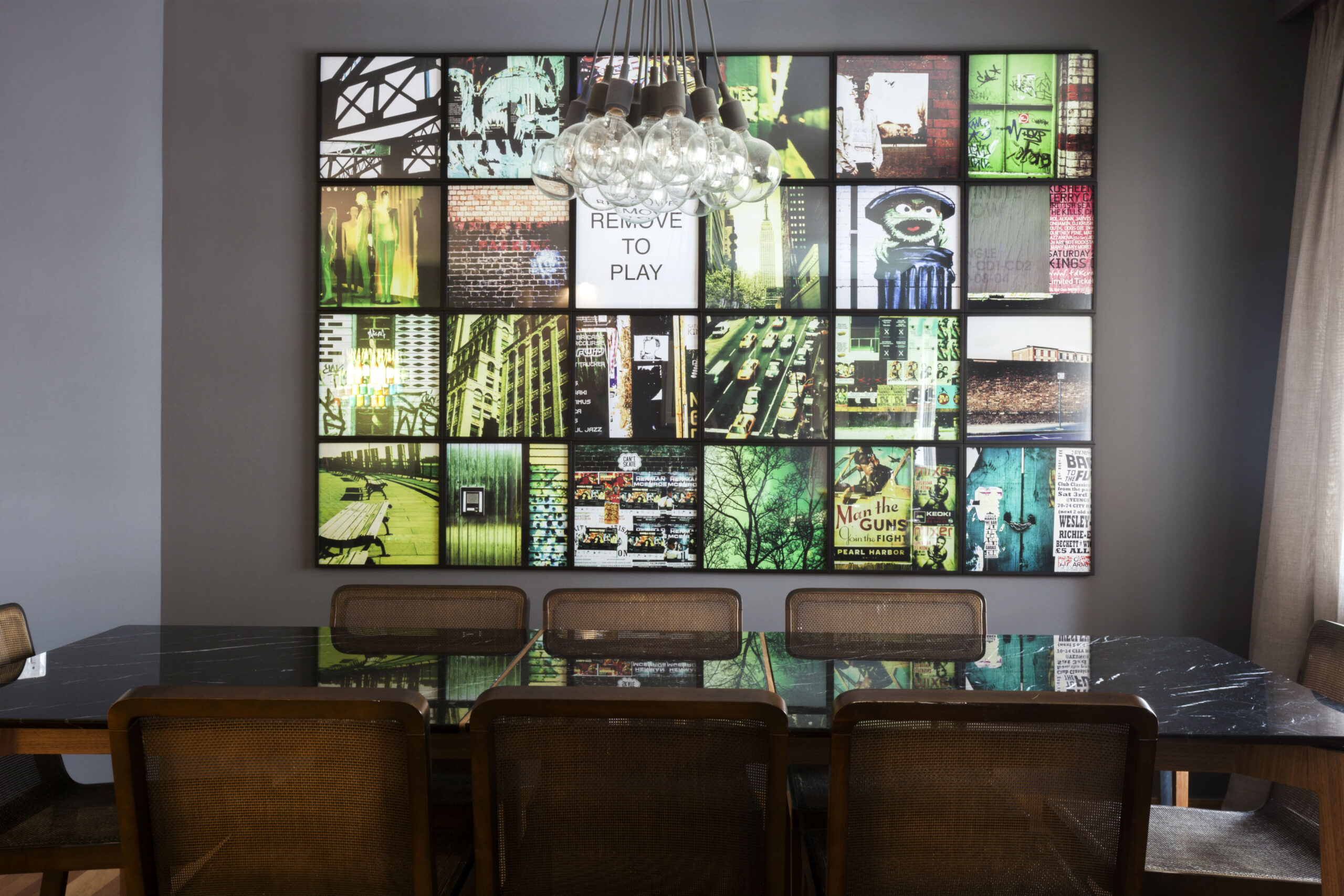 Sala de jantar. Mesa de jantar em statuário venato com cadeiras Dpot e composição de fotografias Beto Riginik