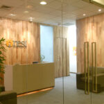 Porta em vidro 10mm com acabamento e puxador em inox, logo em letra caixa pintado