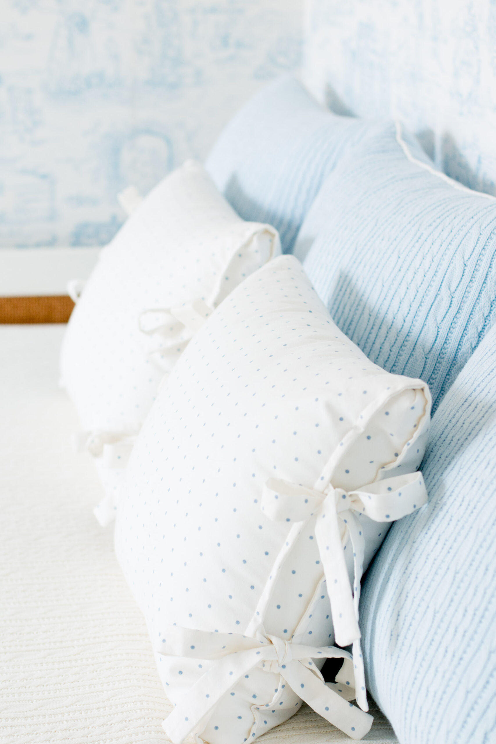 Quarto em Itu da Carolina. Detalhes da almofadas executadas com tecido JRJ PELA Layette Baby Home