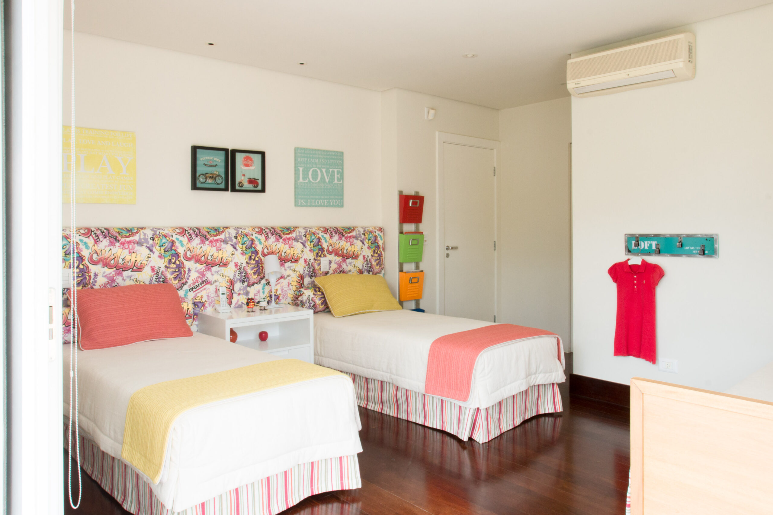 Quarto de 3 pré-adolescentes. Cabeceira com tecido Spazio Donatelli, tricots e listra da JRJ tecidos e objetos Hits Kids